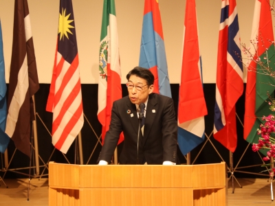 世界観光ガイド連盟総会開会式であいさつする知事