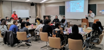 ハンバーガー屋と中学生との対談の様子