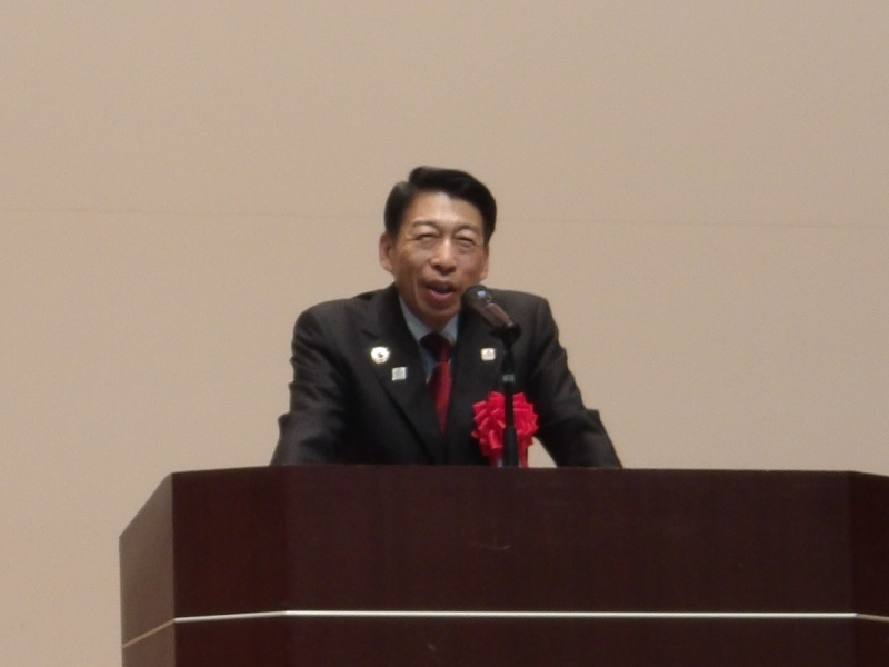 あいさつする知事