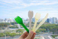 過去に開発された製品のイメージ（くず米から作られた米ナイフ、米スプーン）