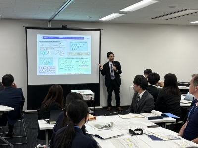 会議の様子（伊藤先生の説明）