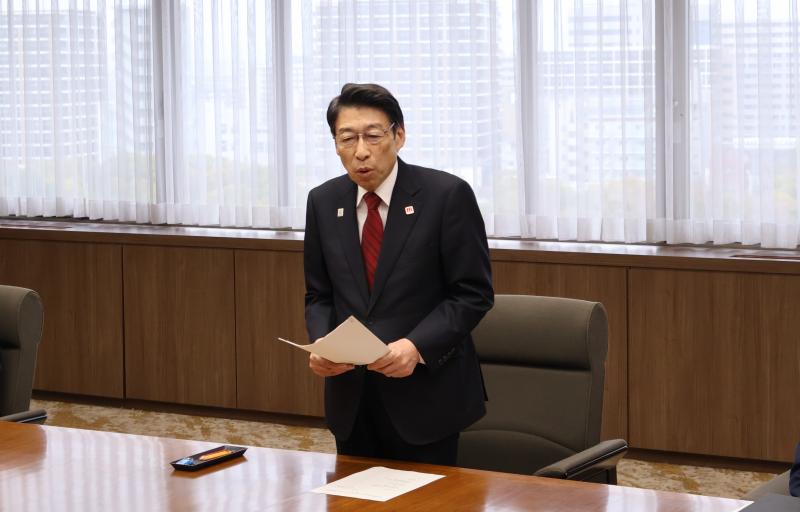 報告する知事