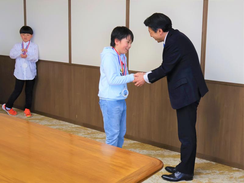 記念品をかける知事