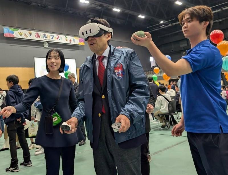 VRを活用したリハビリテーション体験を行う知事の写真です。