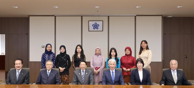 （写真）訪問された皆さんと