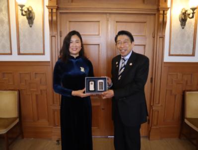 チン・ティ・マイ・フオン総領事と服部知事の写真
