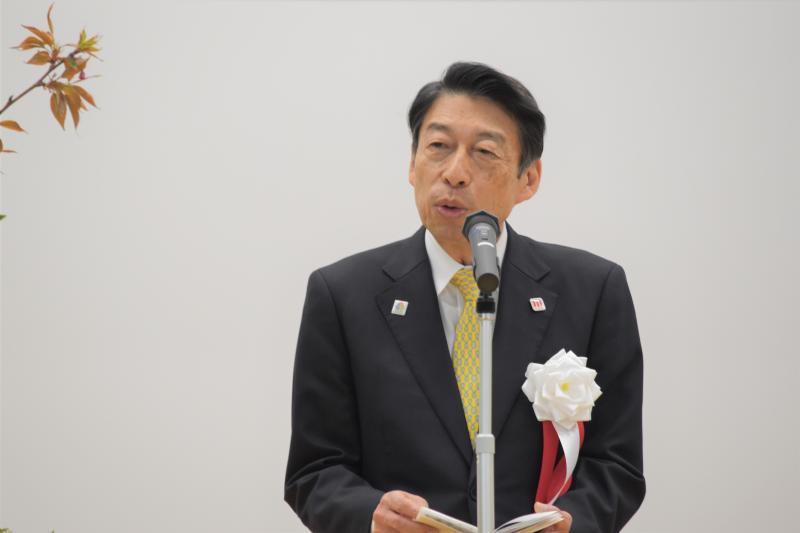 あいさつをする知事