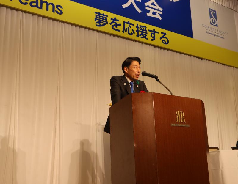 あいさつをする知事