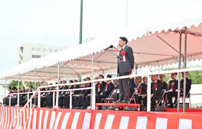 祝辞を述べる知事