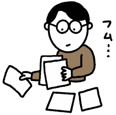 書類を選ぶ男性