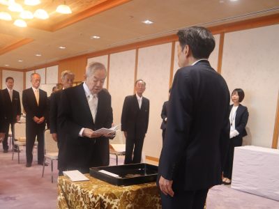 （写真）受章者を代表しあいさつする小山達夫さん