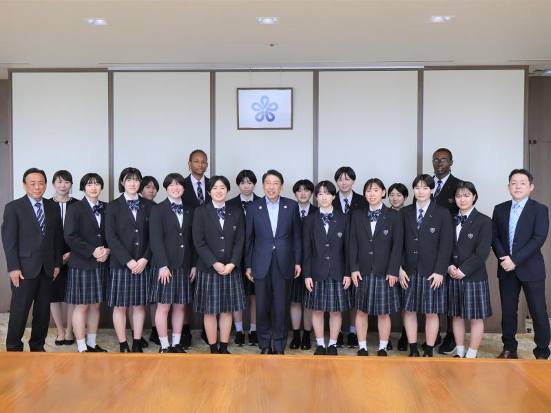 精華女子高等学校バスケットボール部の皆さんと知事の集合写真です
