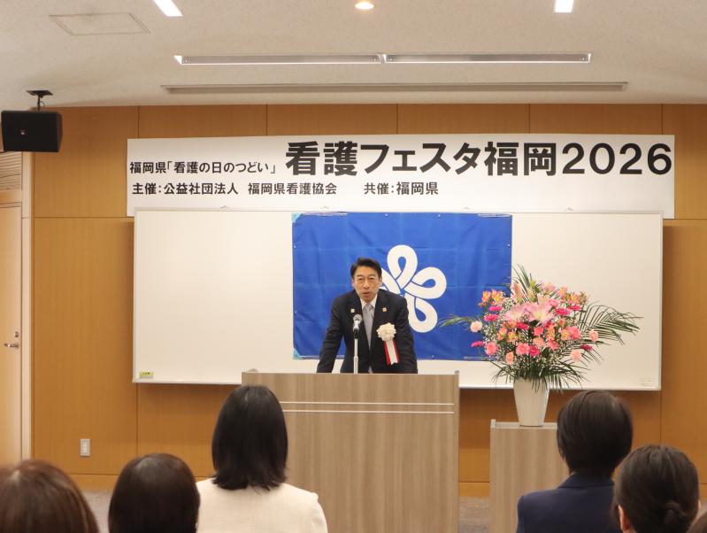 あいさつする知事