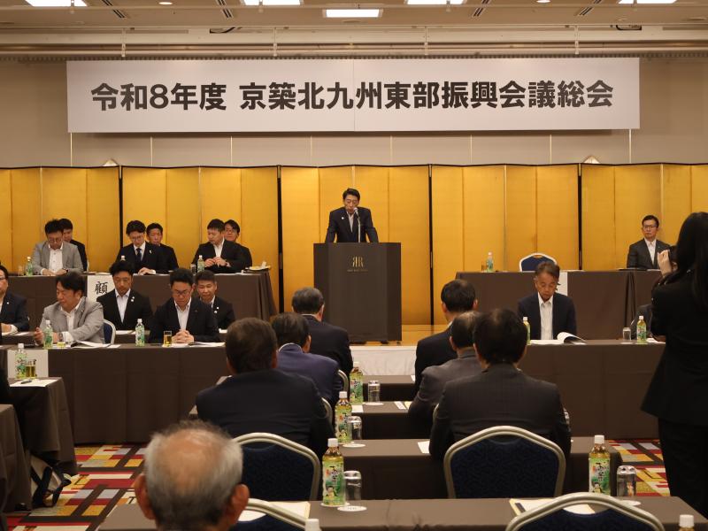 あいさつする知事