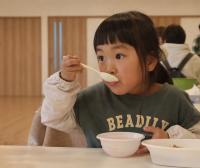 こども食堂でカレーを食べる様子