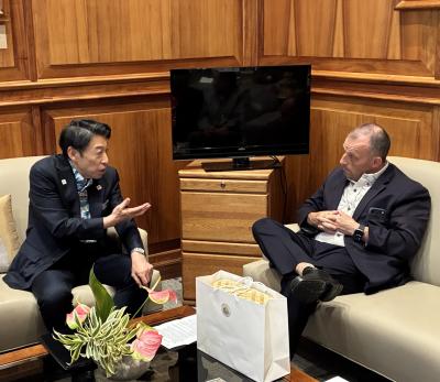 （写真）服部知事がグリーンハワイ州知事と会談する様子