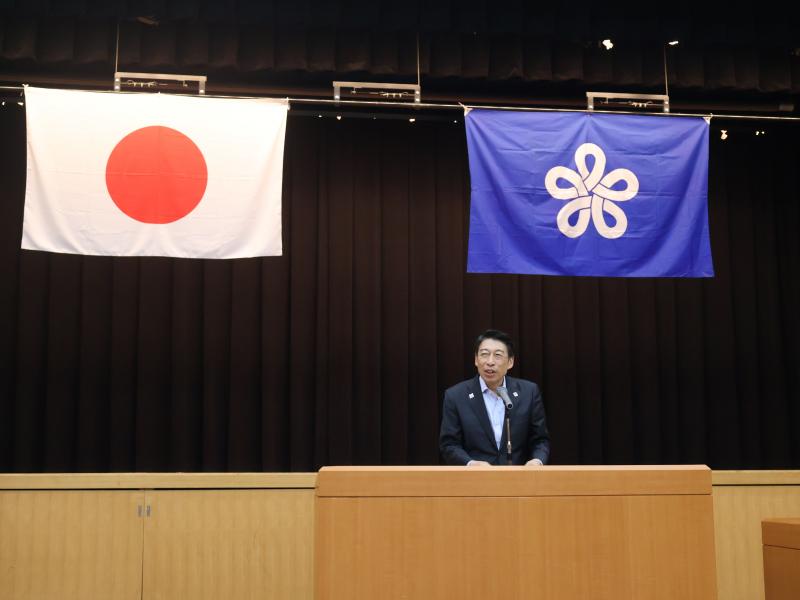 あいさつする知事