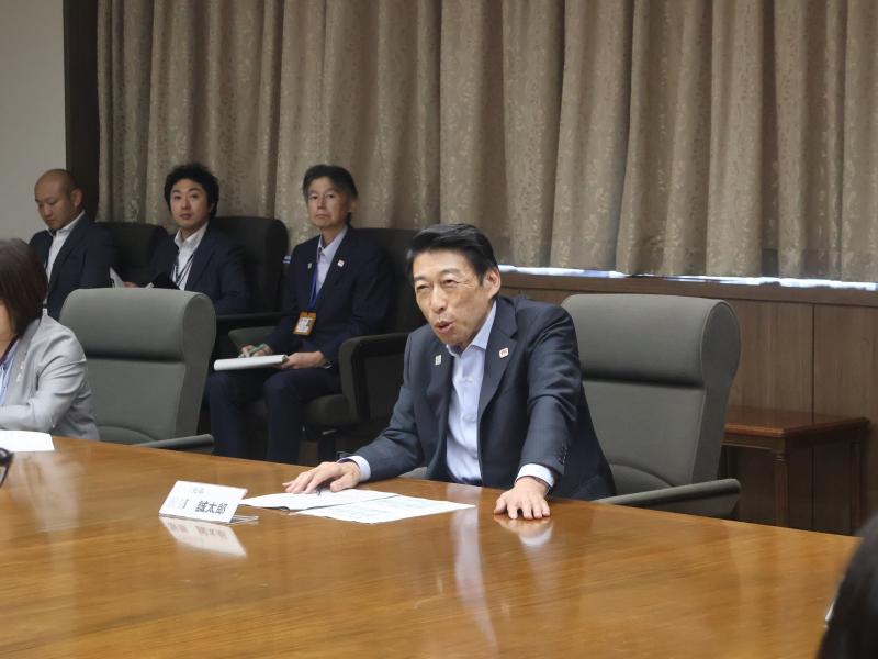 あいさつをする知事