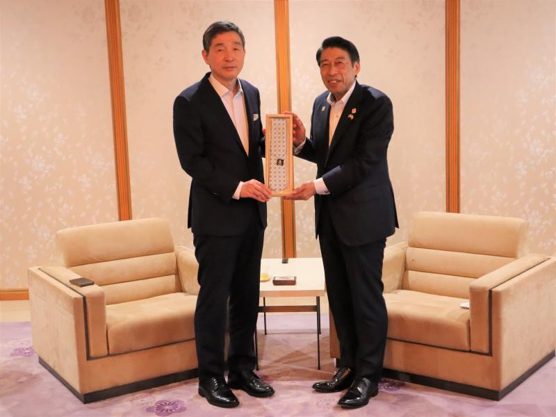 李　赫（リ・ヒョク）駐日大韓民国大使に記念品を贈呈する知事の写真です。