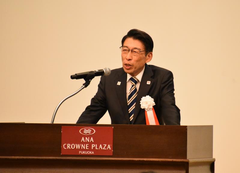 あいさつをする知事