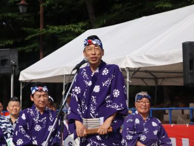 あいさつする知事