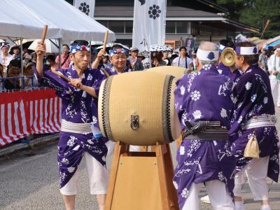太鼓を披露する知事
