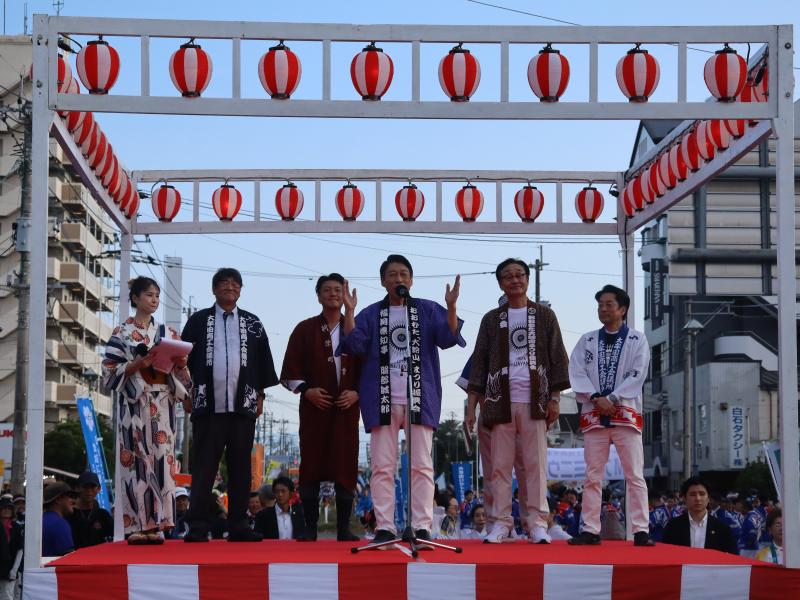 一万人の盆踊りに参加する知事