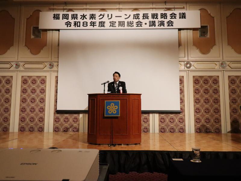 あいさつする知事