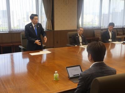 あいさつをする知事