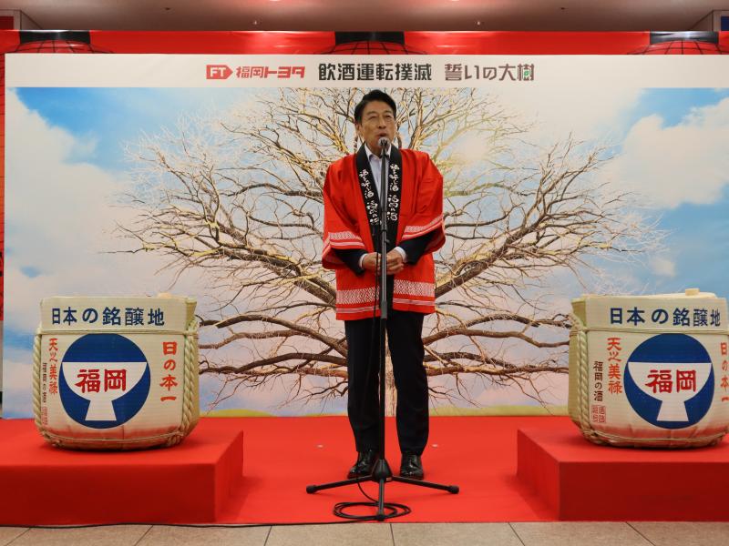 あいさつする知事