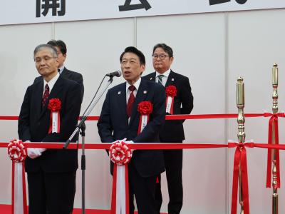 あいさつする知事