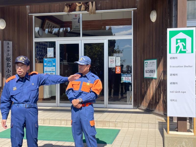 視察する知事