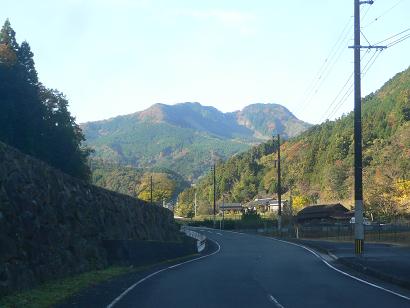 上毛町西友枝から見た雁股山