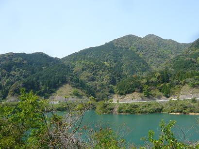 宮若市犬鳴ダムより望む犬鳴山