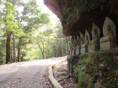 石仏の見守る道　求菩提山にて