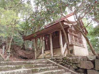 犬ヶ岳を向く求菩提山鬼神社