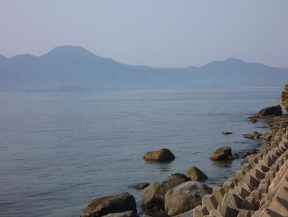 糸島市野辺崎付近より十坊山、浮岳を望む