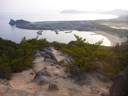 立石山登山道より見下ろす芥屋の町