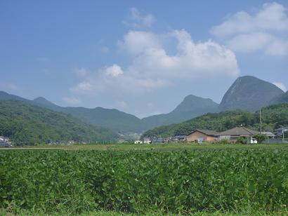 香春町長畑付近より望む香春岳、牛斬山