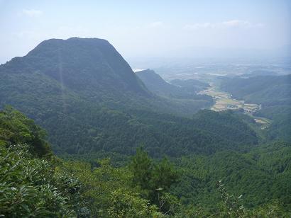 香春岳三ノ岳中腹より望む二ノ岳