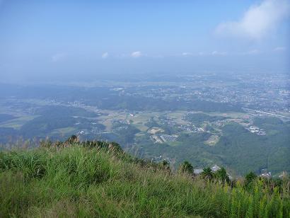 大坂山西方の薬師の頭より見下ろす筑豊盆地