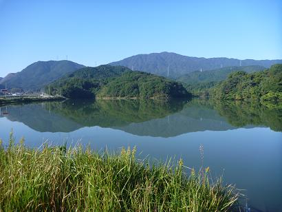 飯塚市筑穂町トリバミ池より三郡山を望む