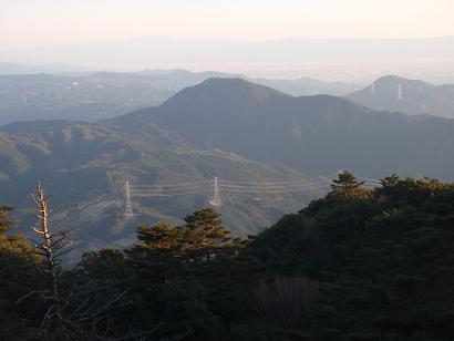 三郡山中腹より大根地山、耳納山地を望む