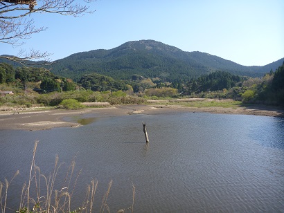 二丈岳山麓加茂神社より望む女岳