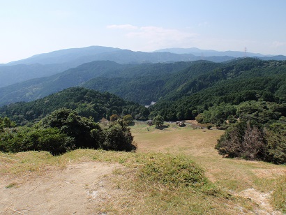 脊振山地東端の基山より九千部山、脊振山を望む