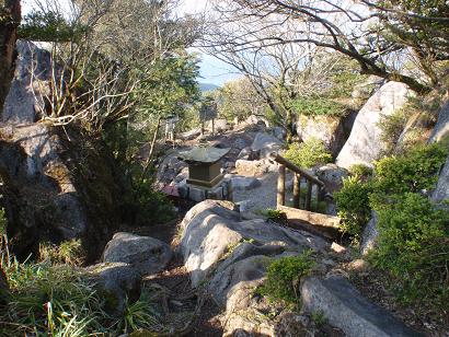 石灰岩が露出した古処山の山頂