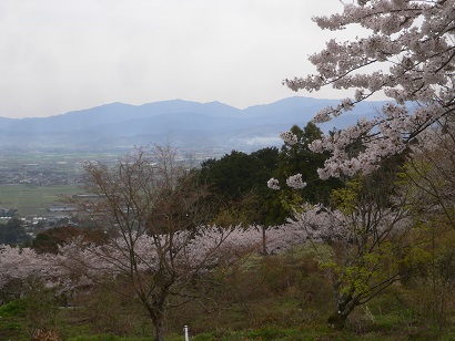 鷹取山山麓平原自然公園より筑後平野越しに望む古処山地