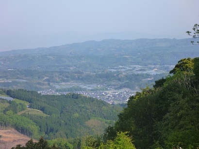 グリンピア八女中腹より見下ろす黒木の街並み　後方は耳納山地