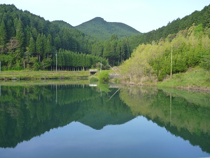 八女市黒木町弓掛の溜池に映る雌岳