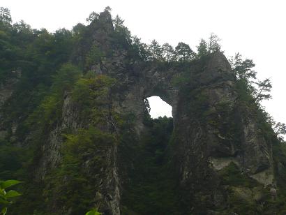 日向神ダム湖畔より見上げる蹴洞岩